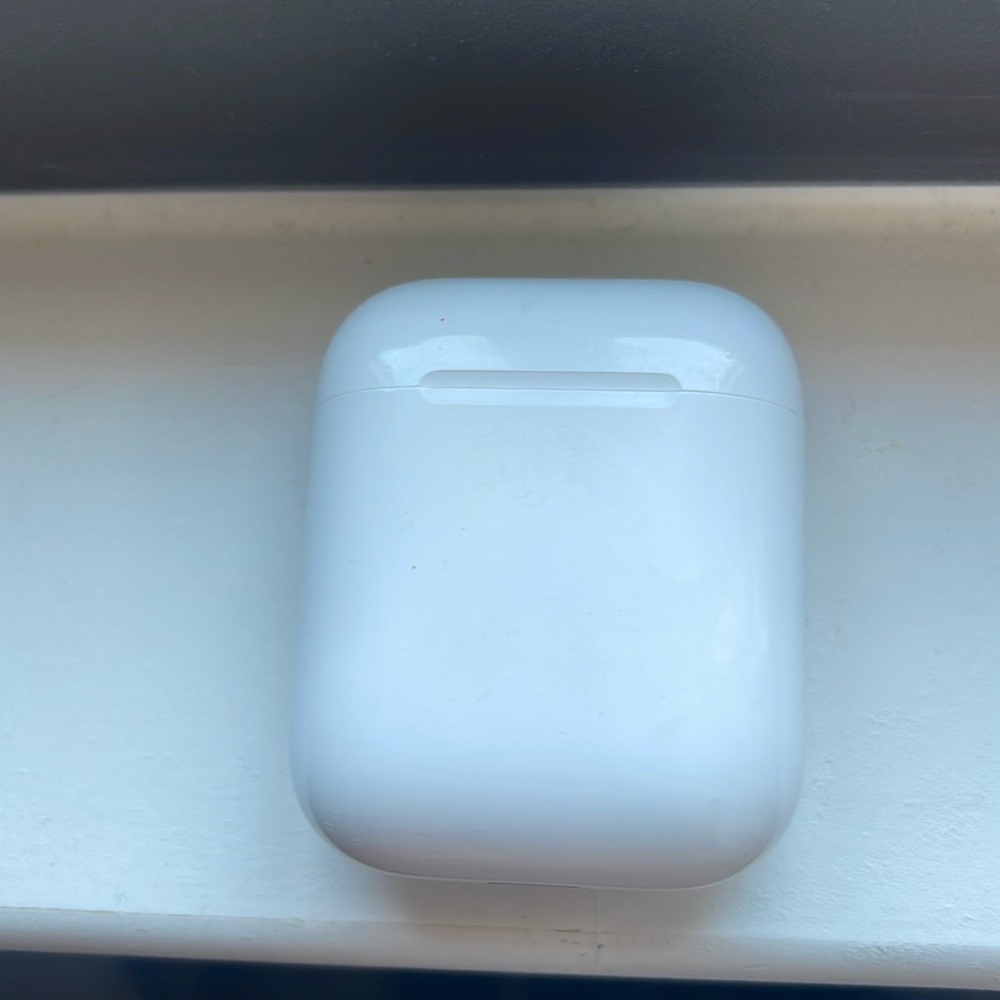 Perfect Airpods 2. Barely used.